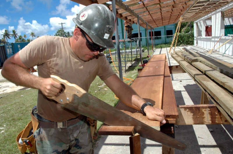 charpentier-LA CRAU-min_worker_construction_building_carpenter_male_job_build_helmet-893290